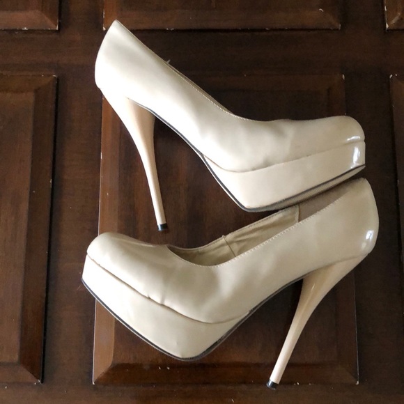 Women’s size 10 Journee Collection tan stilettos - Picture 8 of 16